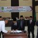 Bupati Tapsel, Gus Irawan Pasaribu, didampingi Wakil Bupati Jafar Syahbuddin Ritonga, saat menanda tangani nota kesepakatan rancangan perubahan KUA-PPAS disaksikan Ketua DPRD Rahmat Nasution, beserta Wakil Ketua Abdul Basith Dalimunthe dan Borkat