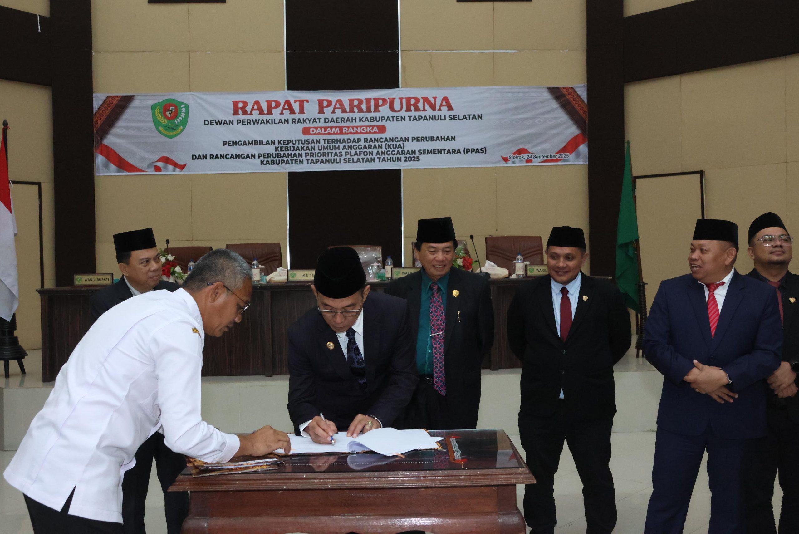 Bupati Tapsel, Gus Irawan Pasaribu, didampingi Wakil Bupati Jafar Syahbuddin Ritonga, saat menanda tangani nota kesepakatan rancangan perubahan KUA-PPAS disaksikan Ketua DPRD Rahmat Nasution, beserta Wakil Ketua Abdul Basith Dalimunthe dan Borkat