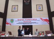 Bupati Tapsel, Gus Irawan Pasaribu, menyampaikan perubahan APBD 2025 ke Ketua DPRD Rahmat Nasution dan Wakil Ketua DPRD Abdul Basith Dalimunthe, saat rapat paripurna