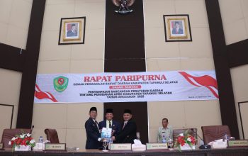 Bupati Tapsel, Gus Irawan Pasaribu, menyampaikan perubahan APBD 2025 ke Ketua DPRD Rahmat Nasution dan Wakil Ketua DPRD Abdul Basith Dalimunthe, saat rapat paripurna