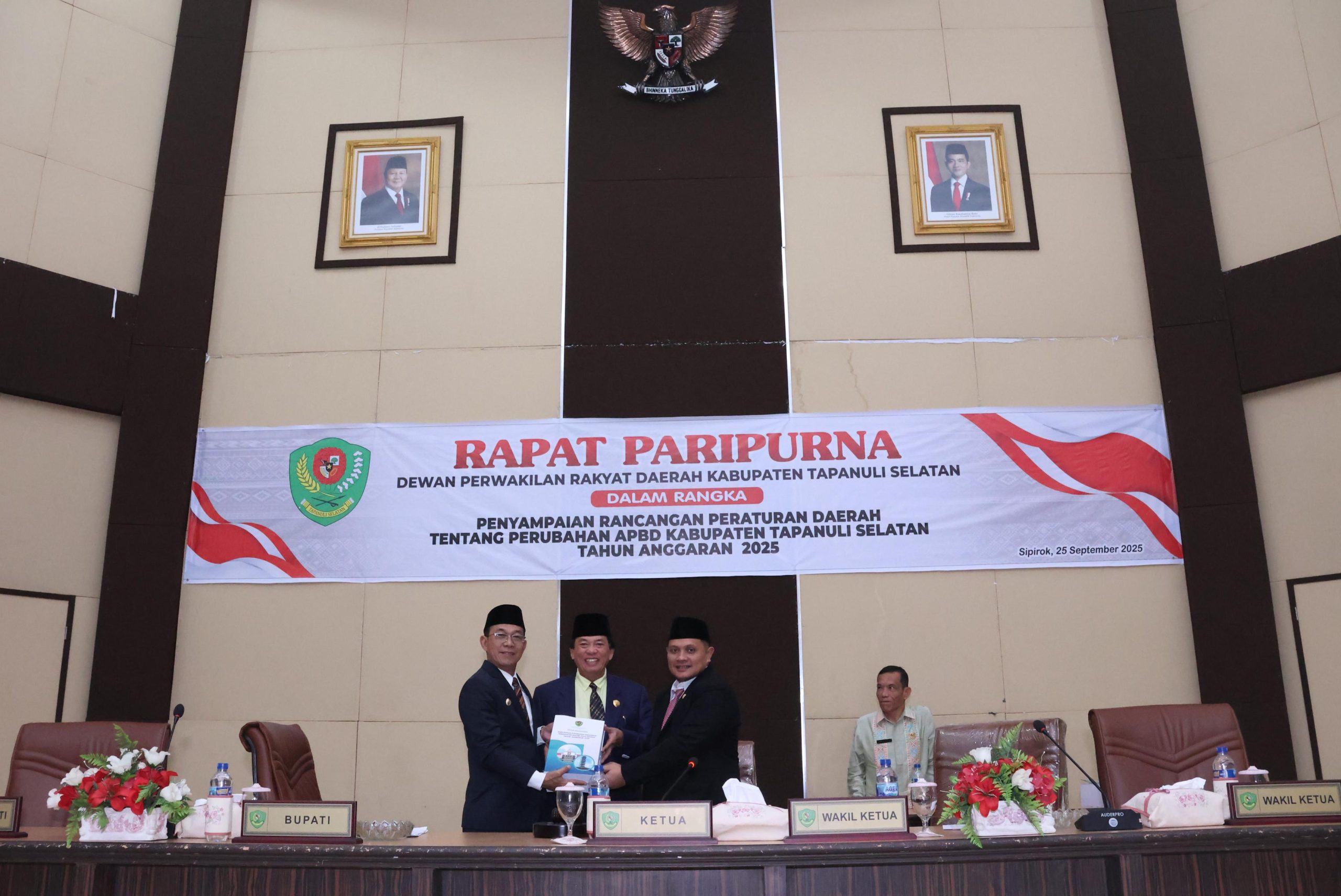 Bupati Tapsel, Gus Irawan Pasaribu, menyampaikan perubahan APBD 2025 ke Ketua DPRD Rahmat Nasution dan Wakil Ketua DPRD Abdul Basith Dalimunthe, saat rapat paripurna