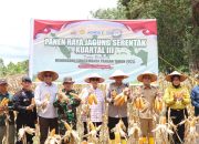 Kapolres Tapsel AKBP Yon Edi Winara, Bupati Gus Irawan Pasaribu, Ketua DPRD Rahmat Nasution, bersama unsur Forkopimda saat panen raya jagung serentak Kuartal III dalam rangka mendukung program swasembada pangan nasional tahun 2025 di Dusun Aek Sirara, Desa Sumuran, Kecamatan Batang Toru
