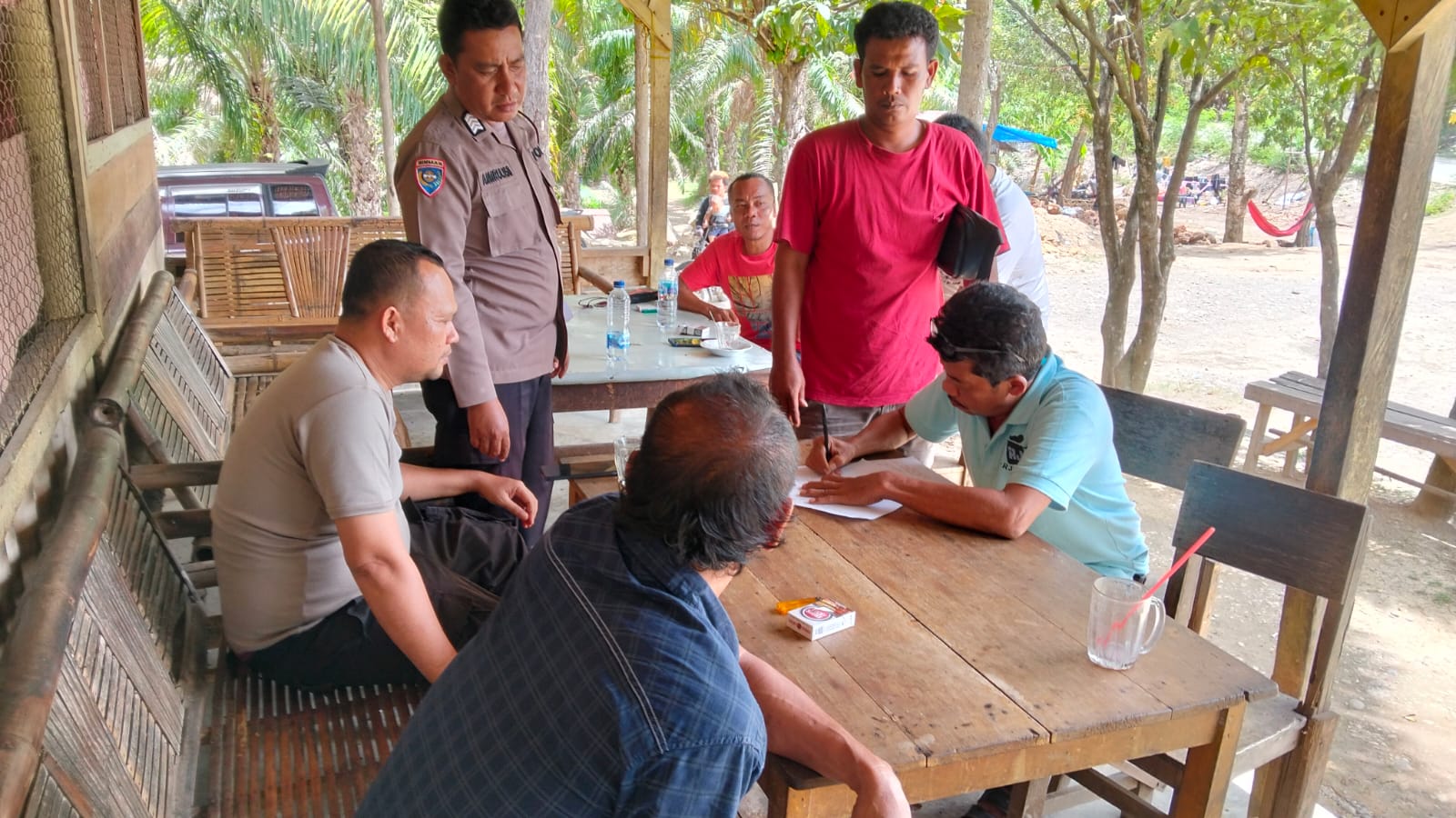 Kedua belah pihak yang sempat berkonflik atas tindakan pelemparan Truk Tangki Fuso menandatangani surat pernyataan perdamaian disaksikan Bhabinkamtibmas Polsek Padang Bolak, Aipda Martua Siregar dan Bripka Amirul S Hasibuan, yang memfasilitasi proses mediasi
