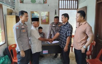 Kedua belah pihak yang sebelumnya sempat berselisih soal pengrusakan pipa MCK akhirnya berdamai ditandai dengan bersalaman usai dimediasi Bhabinkamtibmas Polsek Dolok, Bripka Sigit Dalimunthe