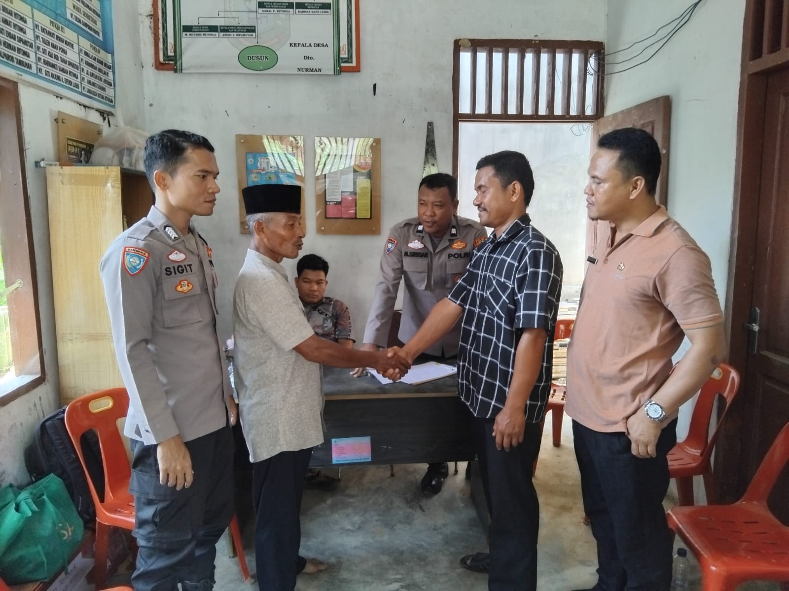 Kedua belah pihak yang sebelumnya sempat berselisih soal pengrusakan pipa MCK akhirnya berdamai ditandai dengan bersalaman usai dimediasi Bhabinkamtibmas Polsek Dolok, Bripka Sigit Dalimunthe