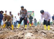 Kapolres Tapsel AKBP Yon Edi Winara, beserta Bupati Gus Irawan Pasaribu, Ketua DPRD Rahmat Nasution, dan unsur Forkopimda saat menanam jagung serentak bersama Kelompok Tani Mulia Bakti di Afdeling II PTPN IV Perkebunan Hapesong, Desa Sigala-gala, Kecamatan Batang Toru