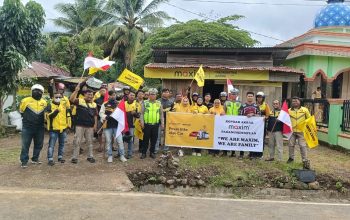 Kanit Turjagwali Sat Lantas Polres Padangsidimpuan, Ipda Andi Situmorang, dan jajaran, berfoto bersama komunitas pengemudi transportasi online usai melaksanakan pengawalan dan pengaturan arus lalu lintas dalam rangka Convoi Bersama Maxim