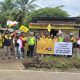Kanit Turjagwali Sat Lantas Polres Padangsidimpuan, Ipda Andi Situmorang, dan jajaran, berfoto bersama komunitas pengemudi transportasi online usai melaksanakan pengawalan dan pengaturan arus lalu lintas dalam rangka Convoi Bersama Maxim