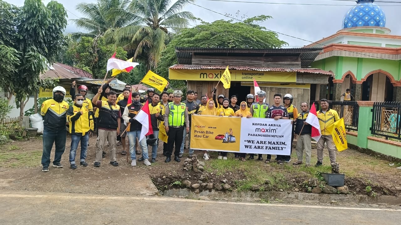 Kanit Turjagwali Sat Lantas Polres Padangsidimpuan, Ipda Andi Situmorang, dan jajaran, berfoto bersama komunitas pengemudi transportasi online usai melaksanakan pengawalan dan pengaturan arus lalu lintas dalam rangka Convoi Bersama Maxim