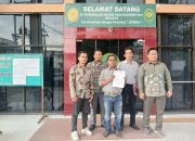 Debitur BRI Unit Gunung Tua, Jasman Daulay, didampingi kuasa hukumnya dari Law Office GAS & Partners, Dipo Alam Siregar, Alwi Akbar Ginting, dan lainnya, saat menunjukkan surat somasi ke pihak bank atas dugaan penggelapan agunan berupa sertifikat tanah dan bangunan miliknya di Pengadilan Negeri Padangsidimpuan