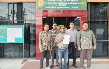 Debitur BRI Unit Gunung Tua, Jasman Daulay, didampingi kuasa hukumnya dari Law Office GAS & Partners, Dipo Alam Siregar, Alwi Akbar Ginting, dan lainnya, saat menunjukkan surat somasi ke pihak bank atas dugaan penggelapan agunan berupa sertifikat tanah dan bangunan miliknya di Pengadilan Negeri Padangsidimpuan