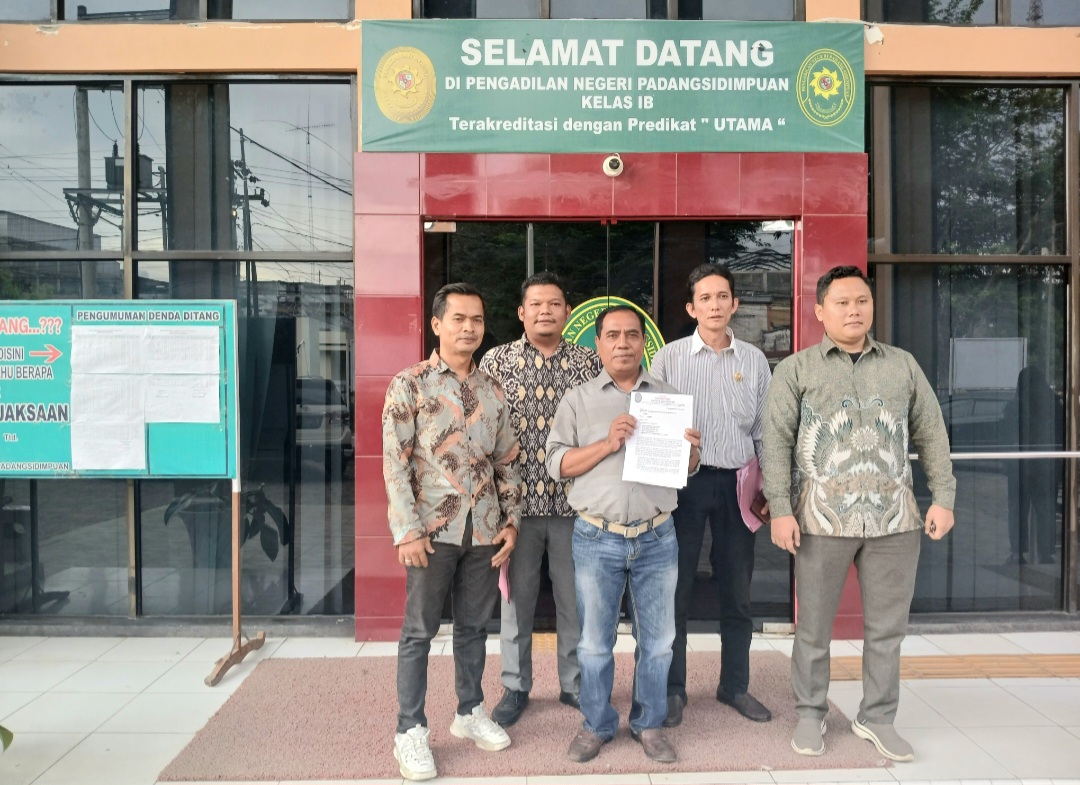 Debitur BRI Unit Gunung Tua, Jasman Daulay, didampingi kuasa hukumnya dari Law Office GAS & Partners, Dipo Alam Siregar, Alwi Akbar Ginting, dan lainnya, saat menunjukkan surat somasi ke pihak bank atas dugaan penggelapan agunan berupa sertifikat tanah dan bangunan miliknya di Pengadilan Negeri Padangsidimpuan