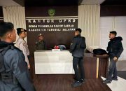 Padal, Ipda Riqy Yusriadi, yang juga Kanit Ekonomi Sat Reskrim Polres Tapsel, saat memimpin Patroli Skala Besar ke Kantor DPRD setempat