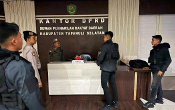 Padal, Ipda Riqy Yusriadi, yang juga Kanit Ekonomi Sat Reskrim Polres Tapsel, saat memimpin Patroli Skala Besar ke Kantor DPRD setempat