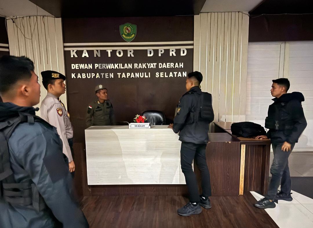 Padal, Ipda Riqy Yusriadi, yang juga Kanit Ekonomi Sat Reskrim Polres Tapsel, saat memimpin Patroli Skala Besar ke Kantor DPRD setempat