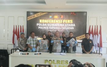 Kapolres Tapsel, AKBP Yon Edi Winara, didampingi Kasat Reskrim AKP Hardiyanto, KBO Sat Reskrim Iptu TP Saragih, Kanit PPA Ipda T Simanungkalit, Kasi Humas Ipda Amalisa Nofriyanti Siregar, dan lainnya, saat menunjukkan barang bukti kasus penganiayaan yang diduga dilakukan seorang ayah tiri berinisial, SBP kepada anak sambungnya, MA hingga meninggal dunia