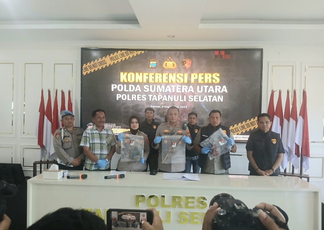 Kapolres Tapsel, AKBP Yon Edi Winara, didampingi Kasat Reskrim AKP Hardiyanto, KBO Sat Reskrim Iptu TP Saragih, Kanit PPA Ipda T Simanungkalit, Kasi Humas Ipda Amalisa Nofriyanti Siregar, dan lainnya, saat menunjukkan barang bukti kasus penganiayaan yang diduga dilakukan seorang ayah tiri berinisial, SBP kepada anak sambungnya, MA hingga meninggal dunia