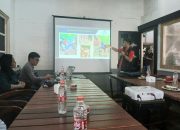 Superintendent Exploration PTAR, I Putu Suputra Utama, saat memaparkan secara lengkap tentang eksplorasi dan keberlanjutan tambang emas Martabe di sela road show Tona Smartabe Vol 1 di Kafe Five & Co, Kota Padangsidimpuan