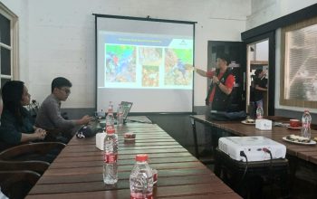 Superintendent Exploration PTAR, I Putu Suputra Utama, saat memaparkan secara lengkap tentang eksplorasi dan keberlanjutan tambang emas Martabe di sela road show Tona Smartabe Vol 1 di Kafe Five & Co, Kota Padangsidimpuan