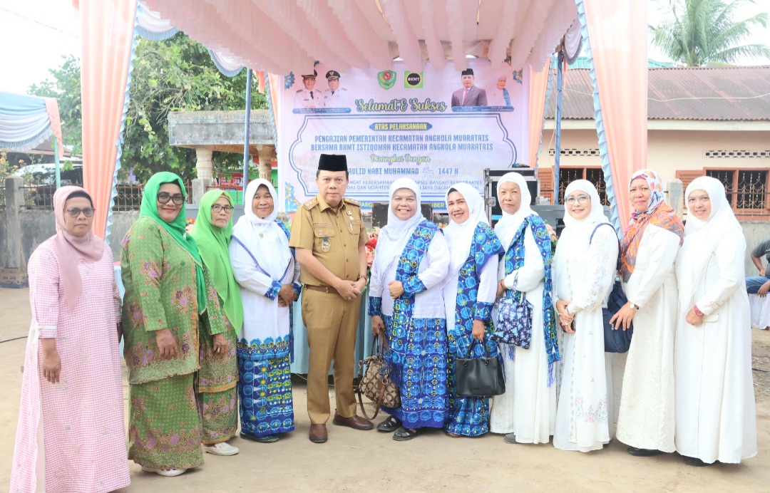 Wabup Tapsel, Jafar Syahbuddin Ritonga, berfoto bersama Pengurus BKMT Istiqamah dan ibu-ibu jamaah pengajian di Desa Pargumbangan dalam rangka memperingati Maulid Nabi Muhammad SAW 1447 H yang digelar Pemerintah Kecamatan Angkola Muara Tais