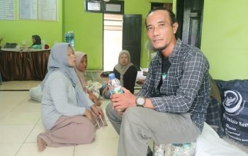 Damai Mendrofa, selaku Ketua Bank Sampah Yamantab, memberi contoh ketangguhan Ecobrick hasil pengepulan dari ibu-ibu rumah tangga di sekitar lingkar tambang emas Martabe yang dapat diubah menjadi kursi sederhana kokoh untuk diduduki