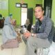 Damai Mendrofa, selaku Ketua Bank Sampah Yamantab, memberi contoh ketangguhan Ecobrick hasil pengepulan dari ibu-ibu rumah tangga di sekitar lingkar tambang emas Martabe yang dapat diubah menjadi kursi sederhana kokoh untuk diduduki