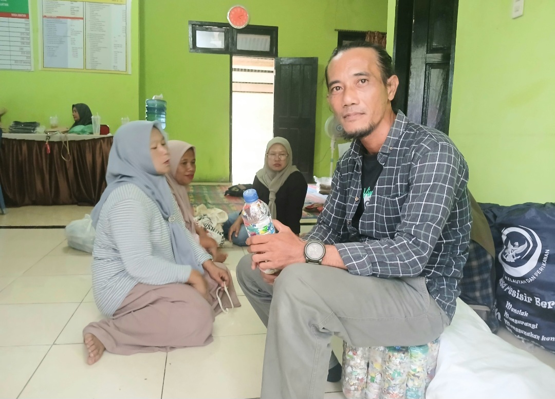 Damai Mendrofa, selaku Ketua Bank Sampah Yamantab, memberi contoh ketangguhan Ecobrick hasil pengepulan dari ibu-ibu rumah tangga di sekitar lingkar tambang emas Martabe yang dapat diubah menjadi kursi sederhana kokoh untuk diduduki