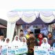 Wakil Bupati Tapsel Jafar Syahbuddin Ritonga, beserta Staf Ahli Bupati Tapsel Ibnussalam Harahap, Kabag Kesra Ainul Bahri Pohan, Camat Marancar Rosnanni Pasaribu, dan lainnya berfoto bersama ke penerima manfaat JKM BPJS ke penerima manfaat di sela Safari Maulid Nabi Muhammad SAW 1447 H