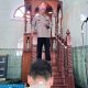Kasat Binmas Polres Tapsel, Iptu Taufik Manullang, naik mimbar dan memberi khutbah saat menjadi Khatib salat Jumat berjamaah di Masjid Al Muqorrobin di Kota Padangsidimpuan