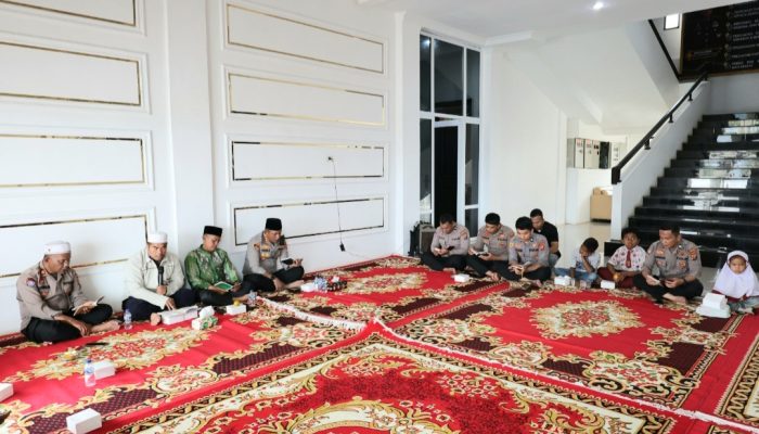 Bersama Anak Yatim, Kapolres Tapsel Doakan Indonesia Agar Aman Damai