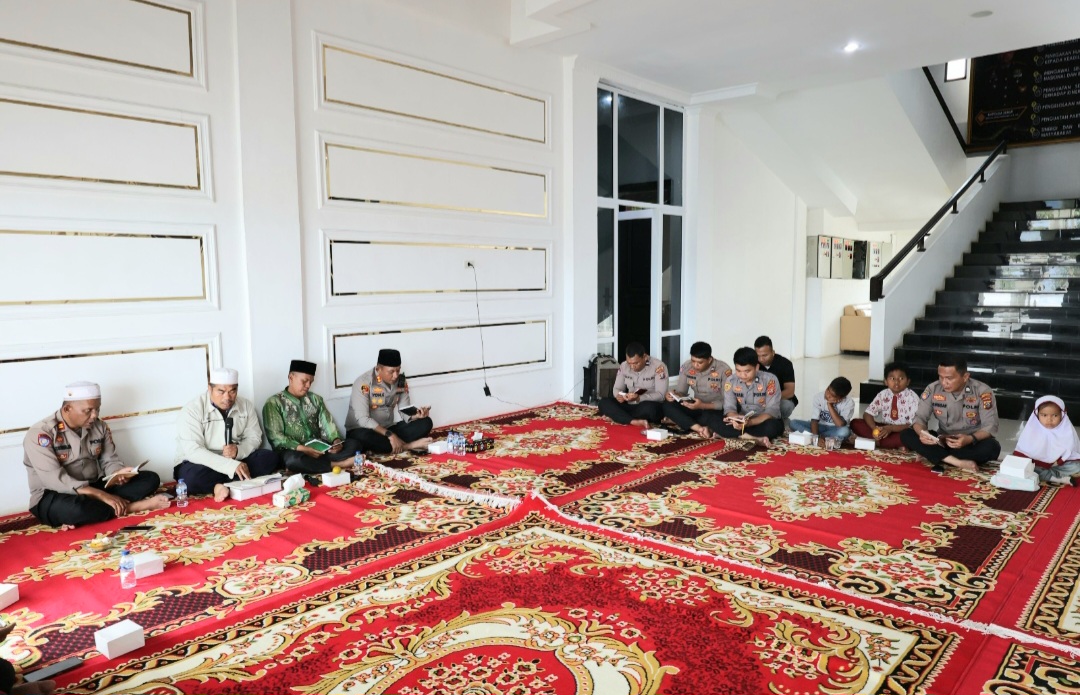 Kapolres Tapsel, AKBP Yon Edi Winara, bersama para pejabat utama, tokoh agama, dan anak-anak yatim di Kecamatan Angkola Timur terlihat khusyuk melantunkan surah Yasin sekaligus mendoakan Indonesia agar tetap aman, damai, dan kondusif