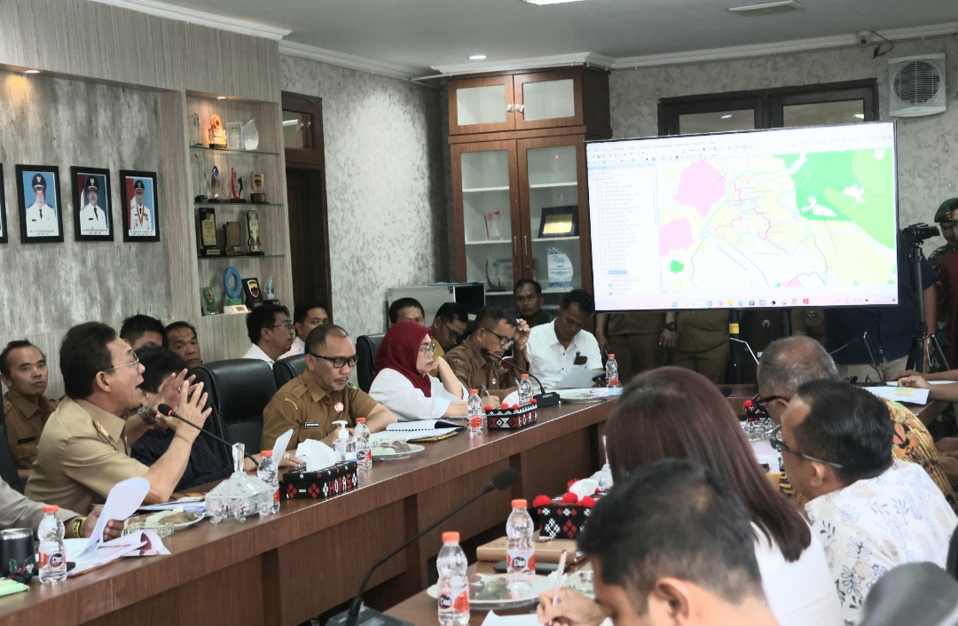 Bupati Tapsel, Gus Irawan Pasaribu, bersama Forkopimda, Kantor Pertanahan (ATR/BPN), PT TPL, BPHL II, BPKH Wil I, KPH VI, dan KKPH X, serta Camat terkait, saat rapat koordinasi terkait penyelesaian konflik lahan di TPL beberapa waktu lalu