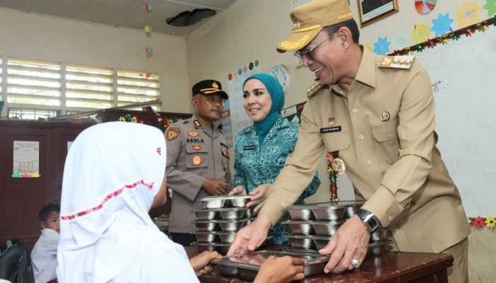 Perdana, Gus Irawan Tinjau Program MBG ke Ratusan Siswa di Tapsel
