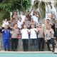 Kapolda Sumut Irjen Pol Whisnu Hermawan Februanto, didampingi para PJU berfoto bersama Bupati Tapsel H Gus Irawan Pasaribu, Kapolres Tapsel AKBP Yon Edi Winara, Kapolres Padangsidimpuan AKBP Wira Prayatna, hingga Dandim 0212/TS Letkol Arm Delli Yudha Nurcahyo, saat kunjungan ke objek wisata ikonik Aek Sijorni