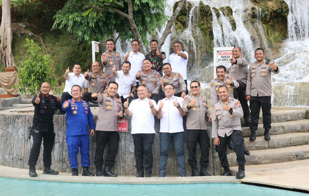Kapolda Sumut Irjen Pol Whisnu Hermawan Februanto, didampingi para PJU berfoto bersama Bupati Tapsel H Gus Irawan Pasaribu, Kapolres Tapsel AKBP Yon Edi Winara, Kapolres Padangsidimpuan AKBP Wira Prayatna, hingga Dandim 0212/TS Letkol Arm Delli Yudha Nurcahyo, saat kunjungan ke objek wisata ikonik Aek Sijorni