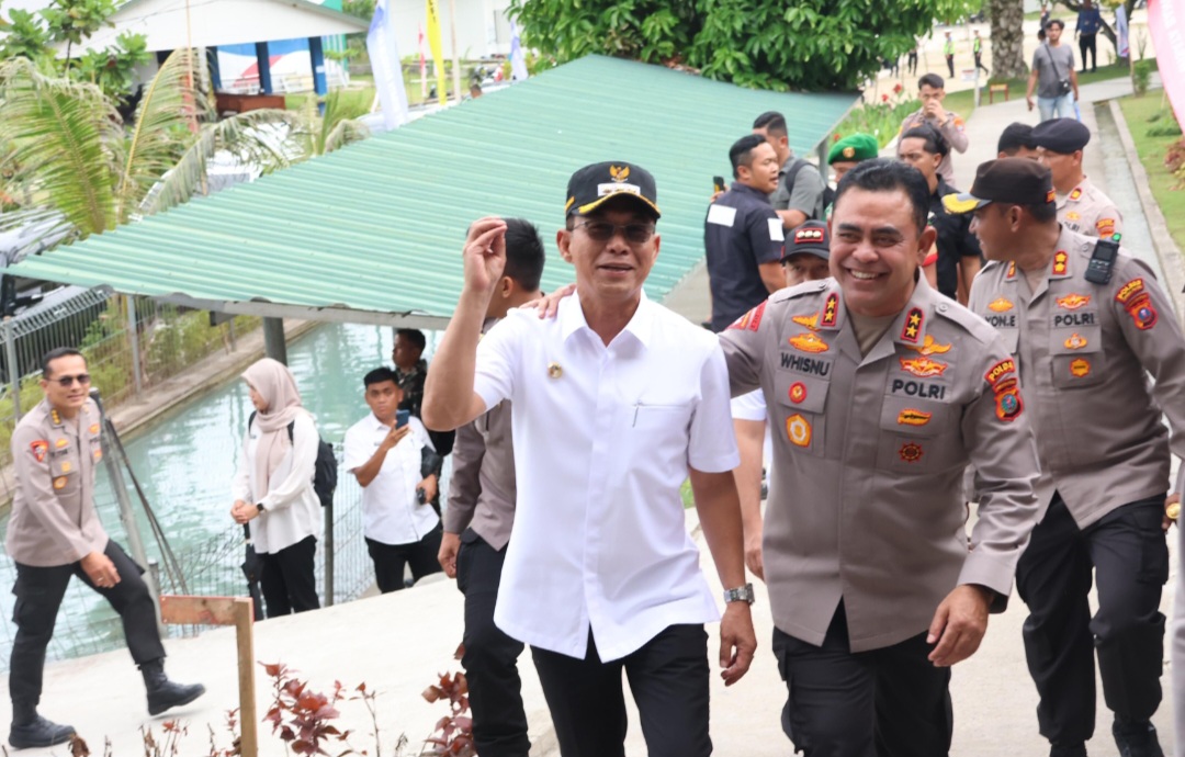 Keakraban di antara Kapolda Sumut Irjen Pol Whisnu Hermawan Februanto dan Bupati Tapsel Gus Irawan Pasaribu, saat mengunjungi destinasi wisata terkenal Aek Sijorni