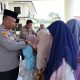 Waka Polres Tapsel Kompol Muslim Amin, bersama Kabag Log AKP Tongan Siregar, menyantuni anak-anak yatim dari Desa Huraba, Kecamatan Angkola Timur, usai menggelar doa dan pembacaan surah Yasin bersama