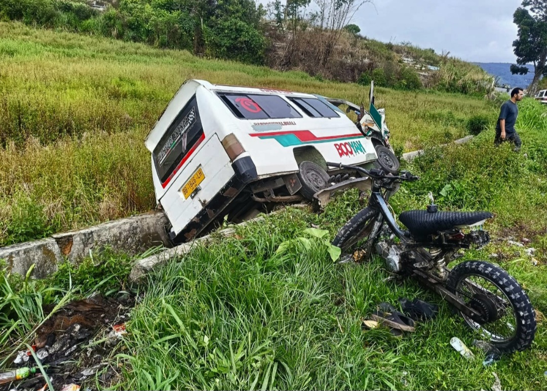 Beginilah kondisi Taksi Sibual-buali yang masuk ke dalam parit usai tabrakan dengan sepeda motor tanpa TNKB warna hitam di Desa Pangurabaan, Kecamatan Sipirok, Kabupaten Tapsel