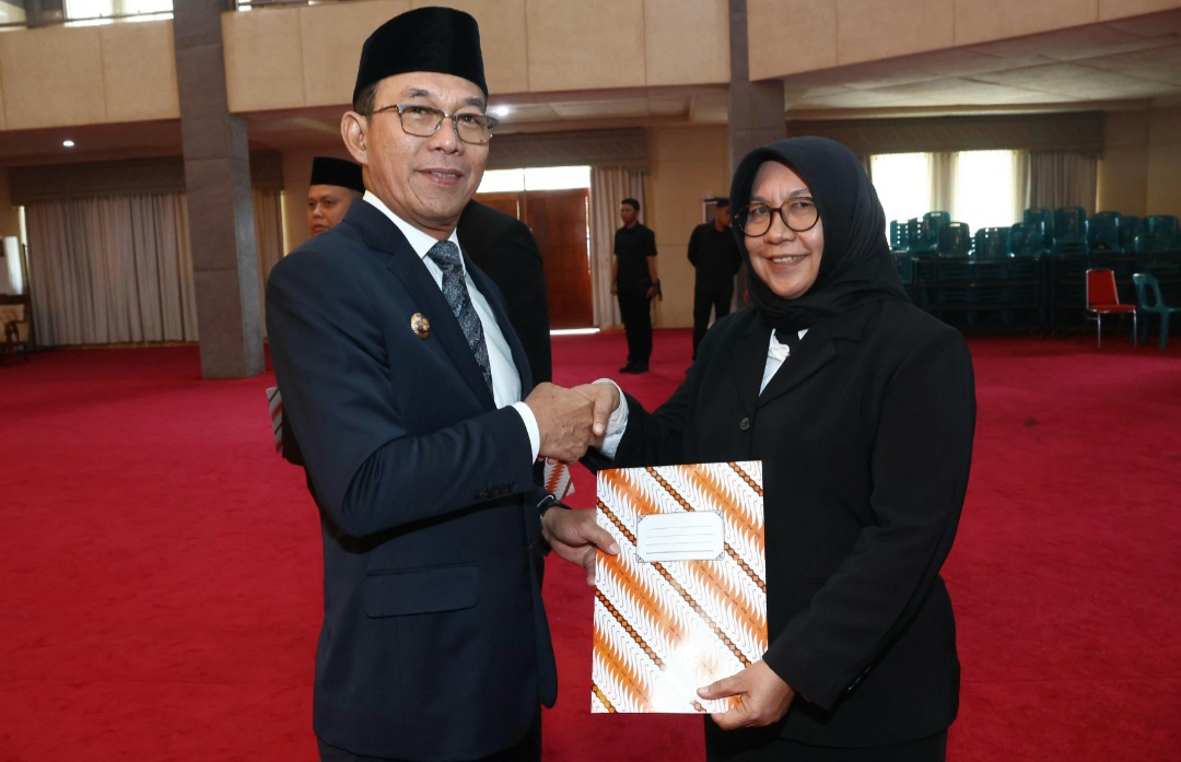 Bupati Tapsel, Gus Irawan Pasaribu, saat melantik dr Sri Khairunnisa sebagai Kepala Dinas Kesehatan