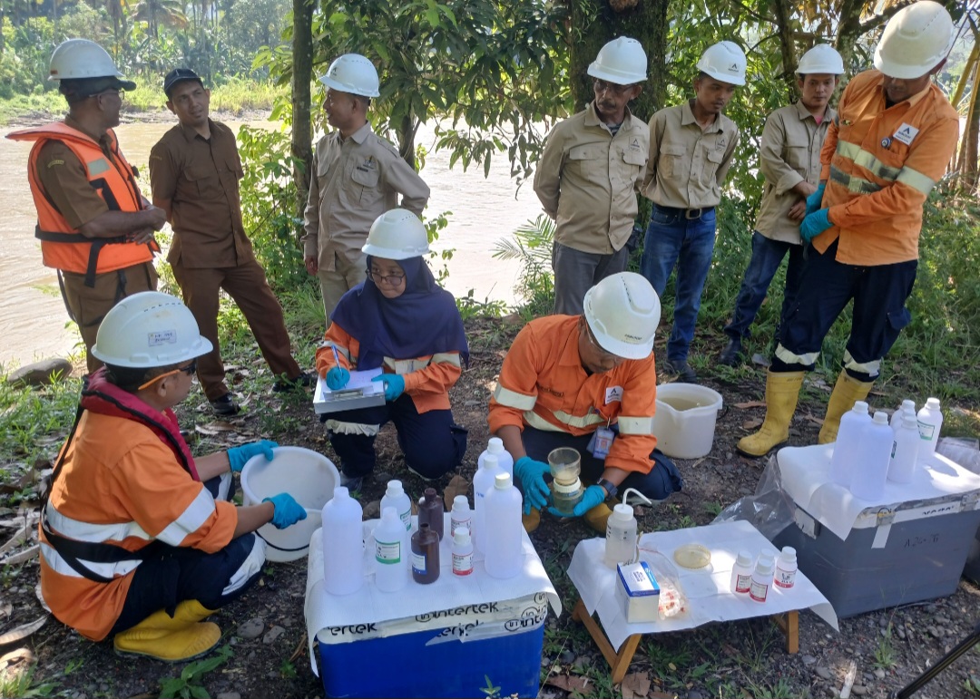 PTAR saat melakukan pengambilan sampel air sisa proses pertambangan dipantau langsung oleh Tim Terpadu yang terdiri dari masyarakat 15 desa lingkar tambang dan pemerintah daerah