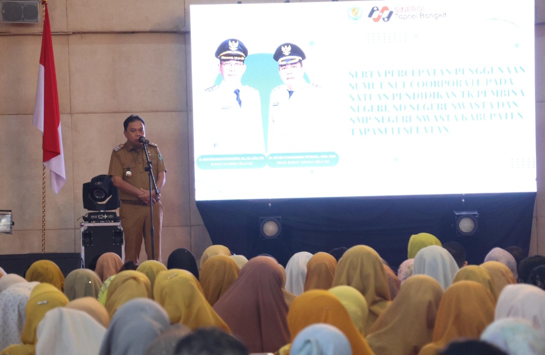 Wabup Tapsel, Jafar Syahbuddin Ritonga, memberi arahan ke para kepala sekolah SD-SMP saat sosialisasi sosialisasi Dapodik tahun 2025 sekaligus percepatan penggunaan Sumut Net Corporate pada satuan pendidikan
