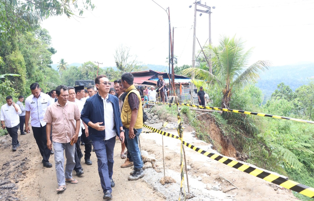 Bupati Tapsel, Gus Irawan Pasaribu, beserta jajaran saat meninjau lokasi jalan longsor di kawasan Batu Jomba tepatnya di Dusun Pengkolan, Desa Luat Lombang, Kecamatan Sipirok