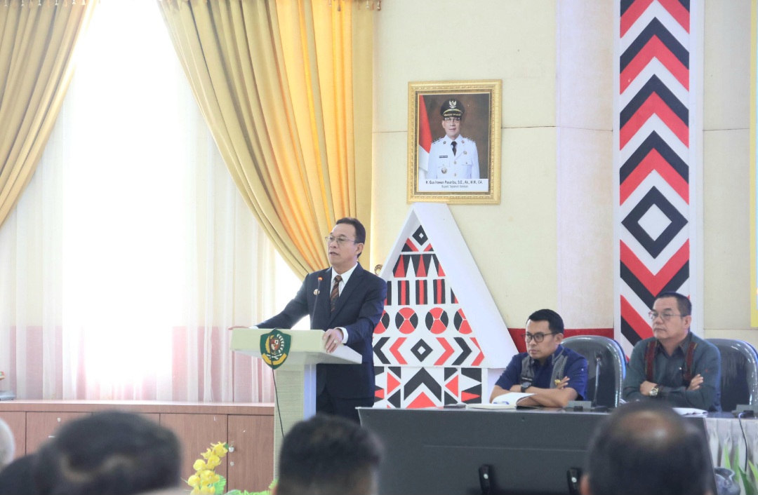 Bupati Tapsel, Gus Irawan Pasaribu, memberi arahan ke jajaran, saat memimpin rapat persiapan MPLS dan PKG bagi calon siswa Sekolah Rakyat