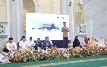 Bupati Tapsel, Gus Irawan Pasaribu, memberi sambutan saat tabligh akbar dalam rangka memperingati perayaan Maulid Nabi Muhammad SAW 1447 H yang menghadirkan penceramah kondang asal Jakarta, Al Ustad KH Syamsul Arifin Nababan