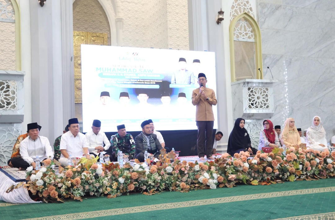 Bupati Tapsel, Gus Irawan Pasaribu, memberi sambutan saat tabligh akbar dalam rangka memperingati perayaan Maulid Nabi Muhammad SAW 1447 H yang menghadirkan penceramah kondang asal Jakarta, Al Ustad KH Syamsul Arifin Nababan