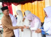 Bupati Tapsel, Gus Irawan Pasaribu, menyapa ibu-ibu BKMT Arse saat menghadiri pengajian yang dirangkai dengan safari Maulid Nabi Muhammad SAW 1447 H di Kelurahan Arse Nauli