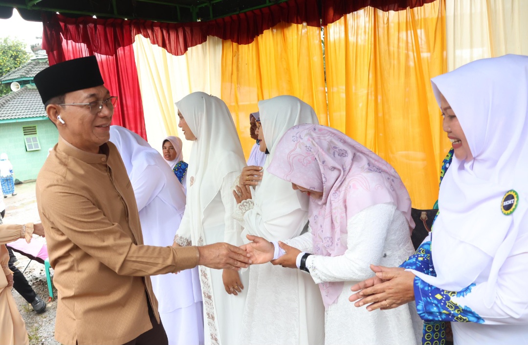 Bupati Tapsel, Gus Irawan Pasaribu, menyapa ibu-ibu BKMT Arse saat menghadiri pengajian yang dirangkai dengan safari Maulid Nabi Muhammad SAW 1447 H di Kelurahan Arse Nauli