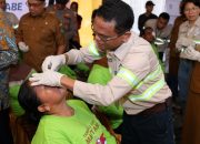 GMO & Deputy Director Operations PTAR, Rahmat Lubis, membuka perban mata Endang Siregar, warga Kelurahan Perkebunan Batang Toru, salah satu pasien Operasi Katarak gratis tambang emas Martabe