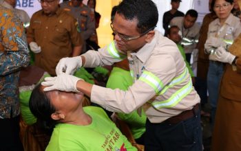 GMO & Deputy Director Operations PTAR, Rahmat Lubis, membuka perban mata Endang Siregar, warga Kelurahan Perkebunan Batang Toru, salah satu pasien Operasi Katarak gratis tambang emas Martabe