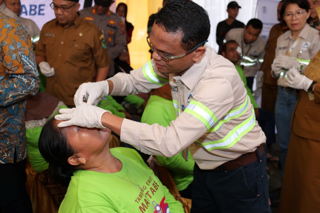 GMO & Deputy Director Operations PTAR, Rahmat Lubis, membuka perban mata Endang Siregar, warga Kelurahan Perkebunan Batang Toru, salah satu pasien Operasi Katarak gratis tambang emas Martabe